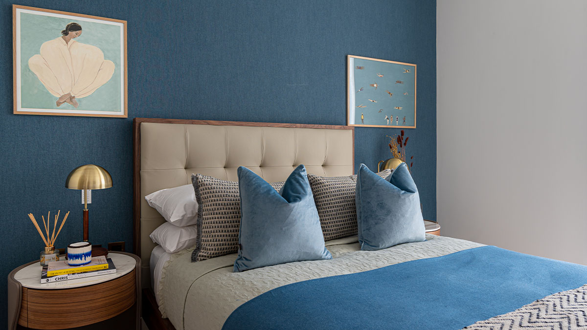 Modern bedroom with blue walls and bed of Lincoln Square